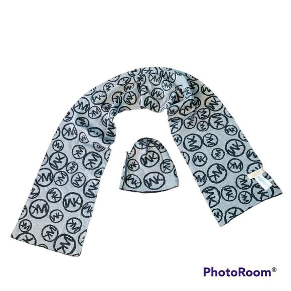 Michael kors reversible scarf and matching hat - Picture 2 of 3